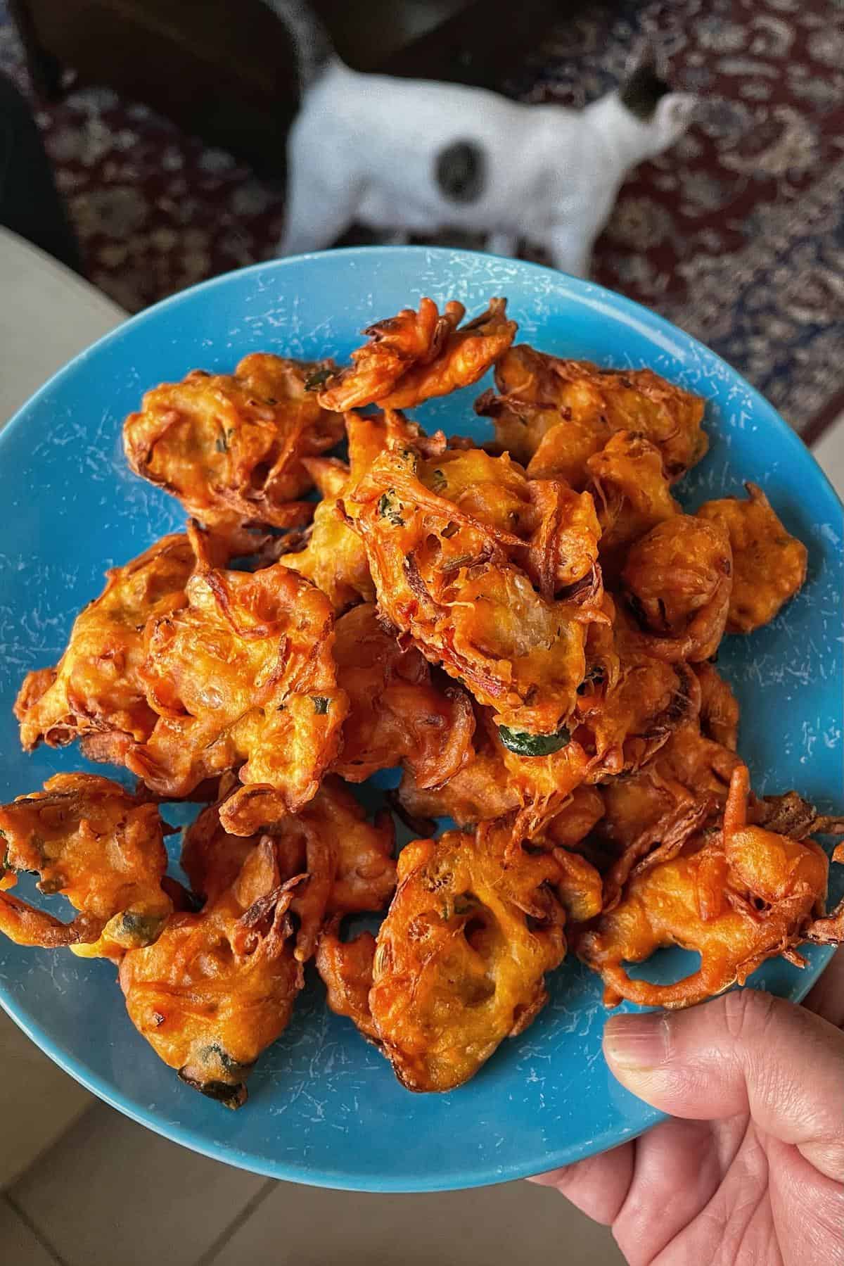 onion pakoda served in a  plate..