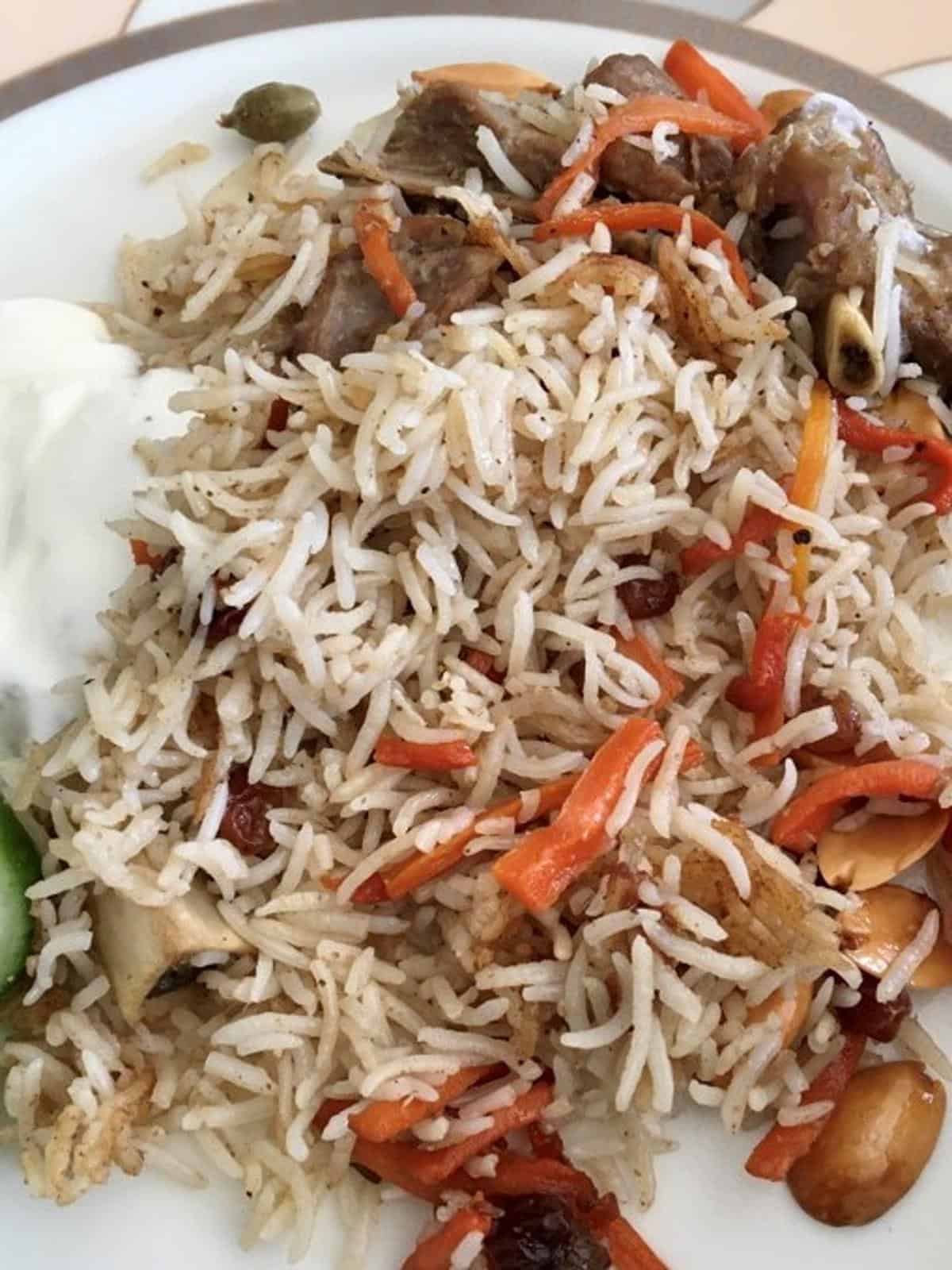 A closeup photo of kabuli pulao rice plate.