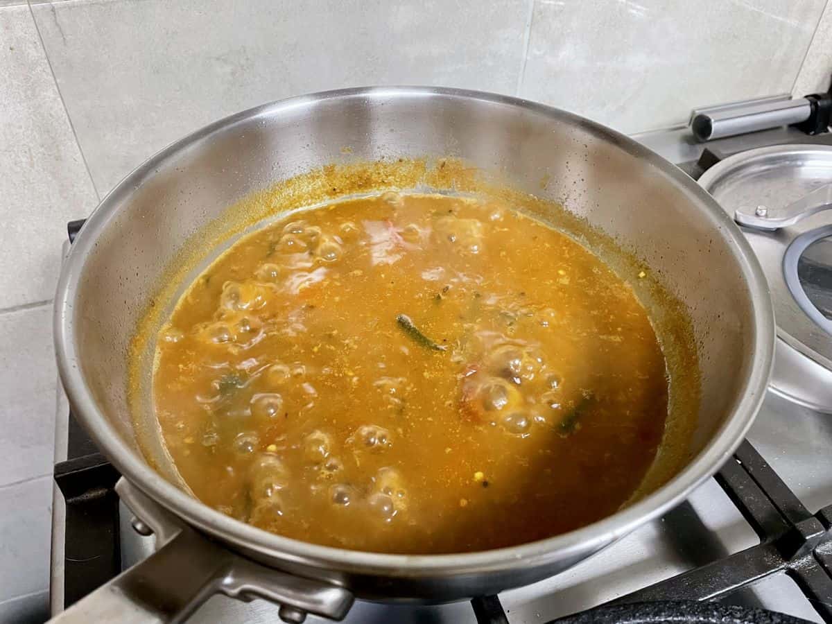 Simmering kadala curry.