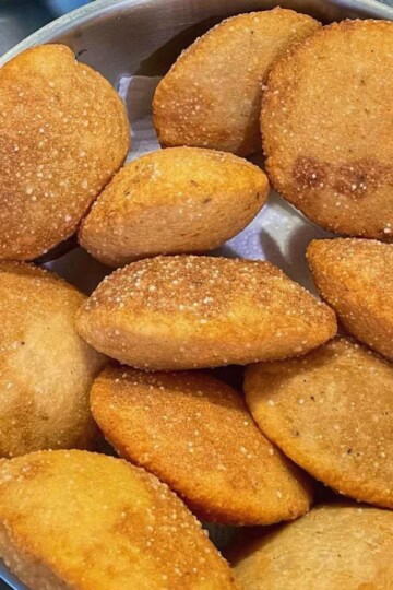 A platter of deep fried neypathal ready to serve.