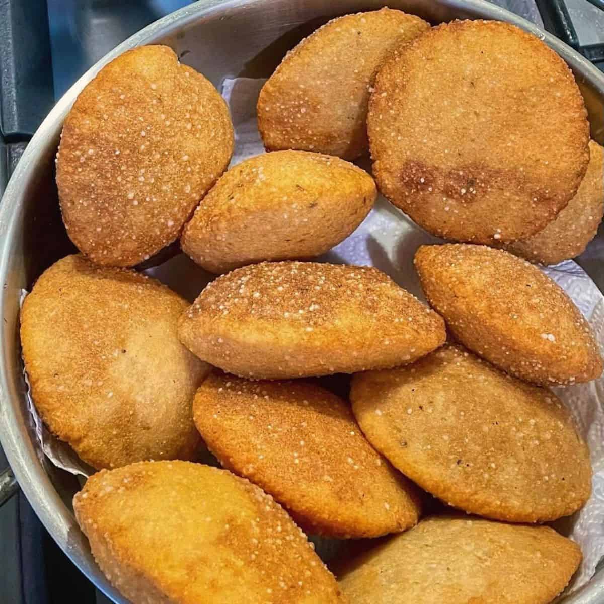 A platter of deep fried neypathal ready to serve.