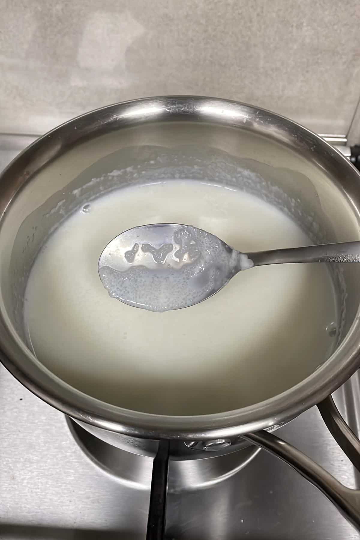Cooking semolina milk 