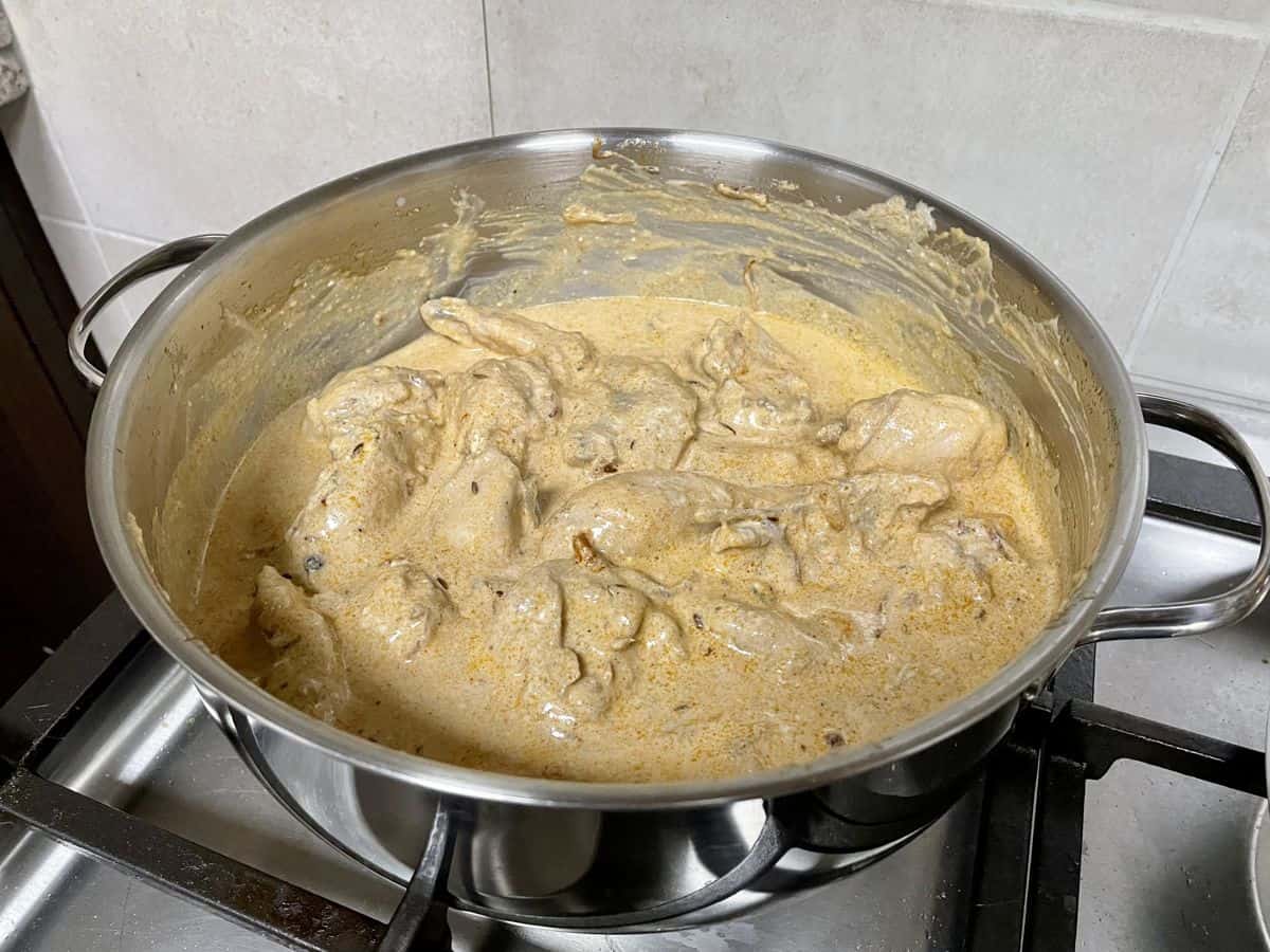 cooking chicken korma with yoghurt 