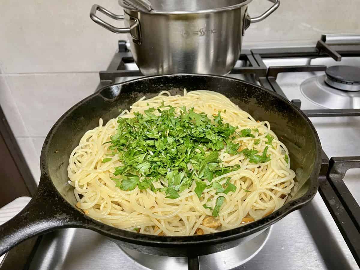 Freshly chopped parsley leaves in spaghetti aglio e oilo.