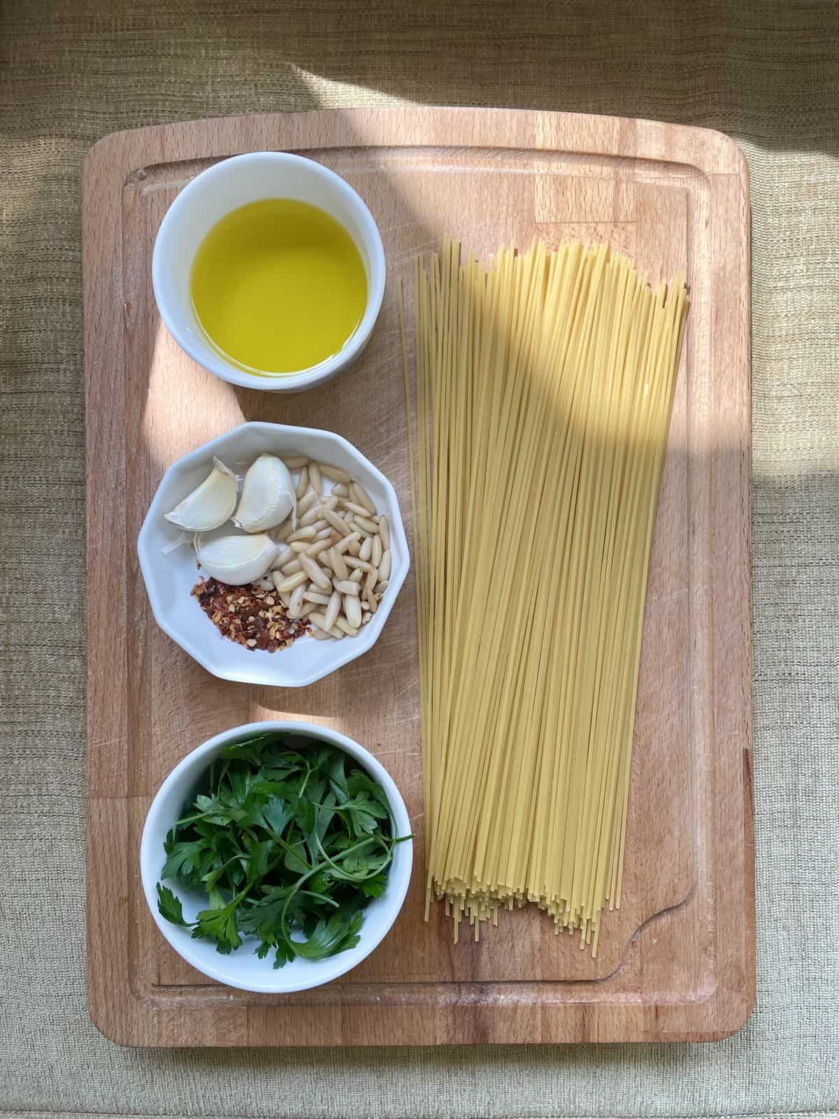 Ingredients for spaghetti aglio e olio displayed.