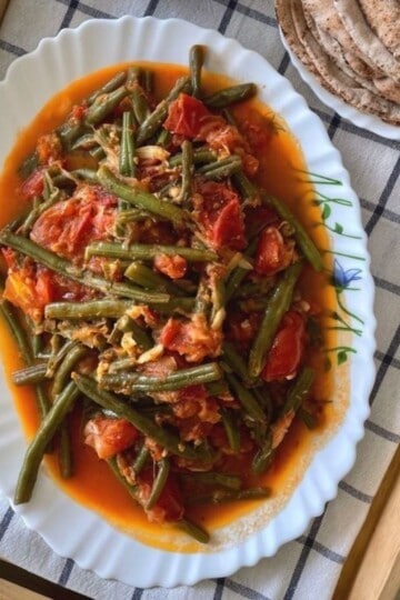 loubieh bi zeit in a platter