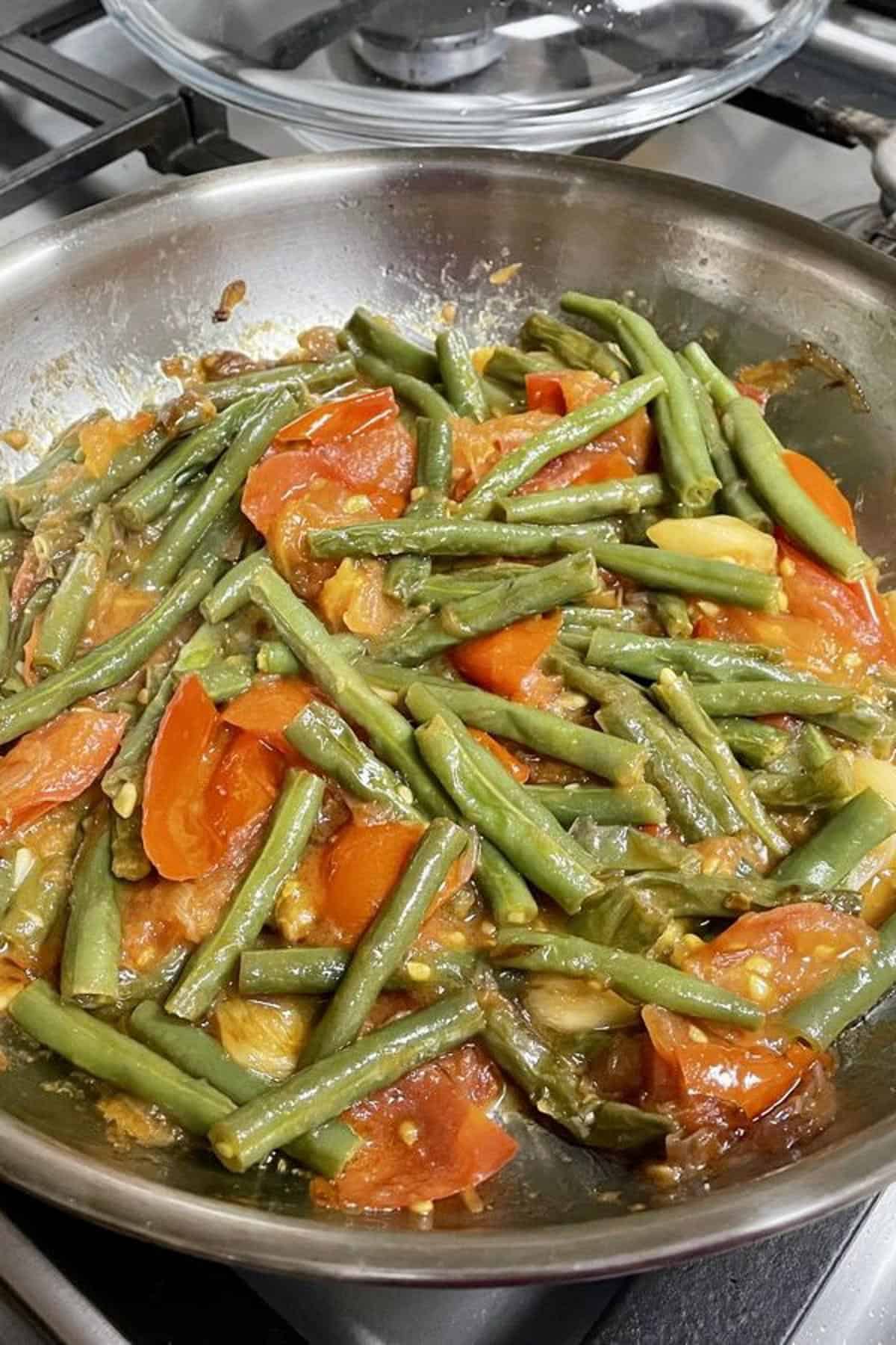 loubieh bi zeit - Green beans and tomatoes cooked.
