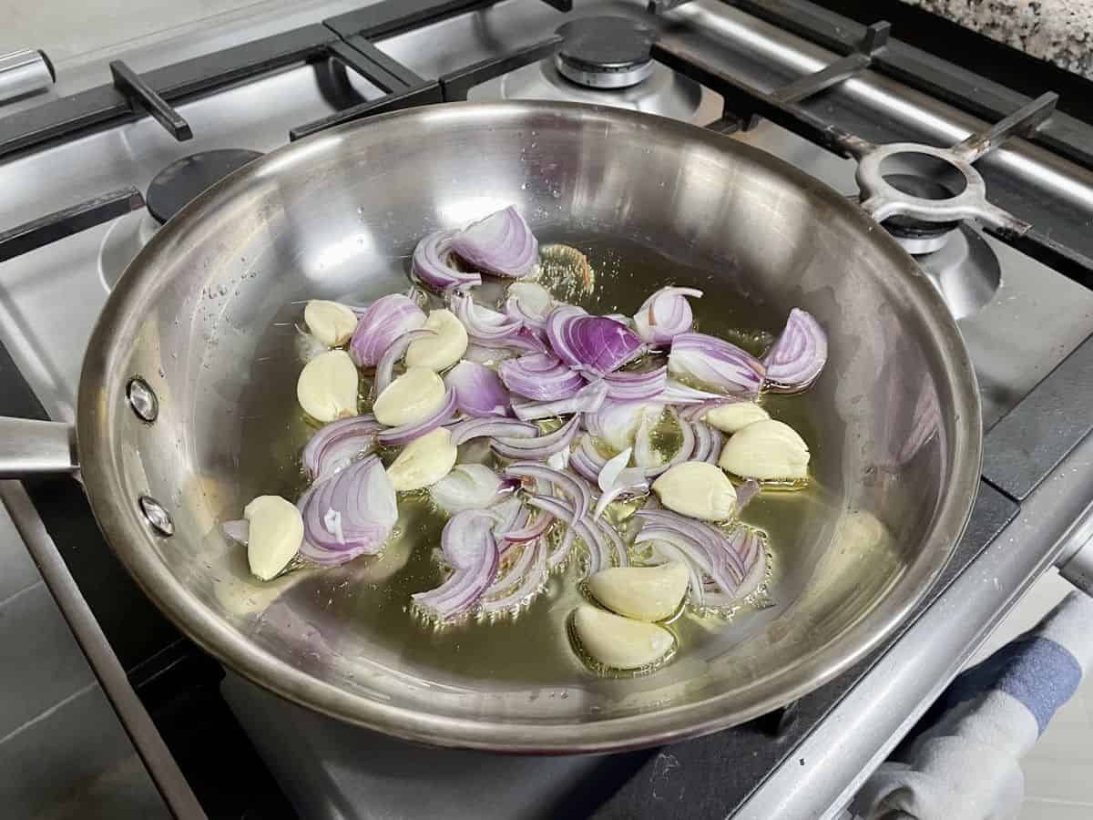 Sliced onions and garlic cloves in oil.