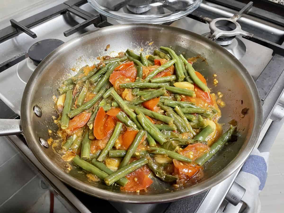 loubieh bi zeit - Green beans and tomatoes cooked.