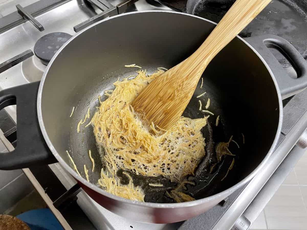 roasting vermicelli in butter in a deep pot