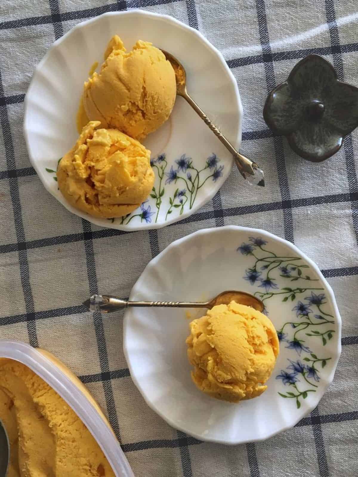 no churn mango ice cream scoops