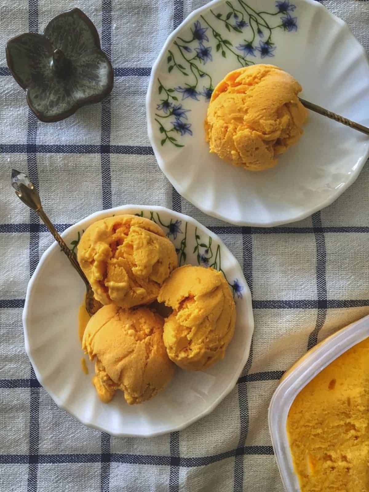 no churn mango ice cream scoops