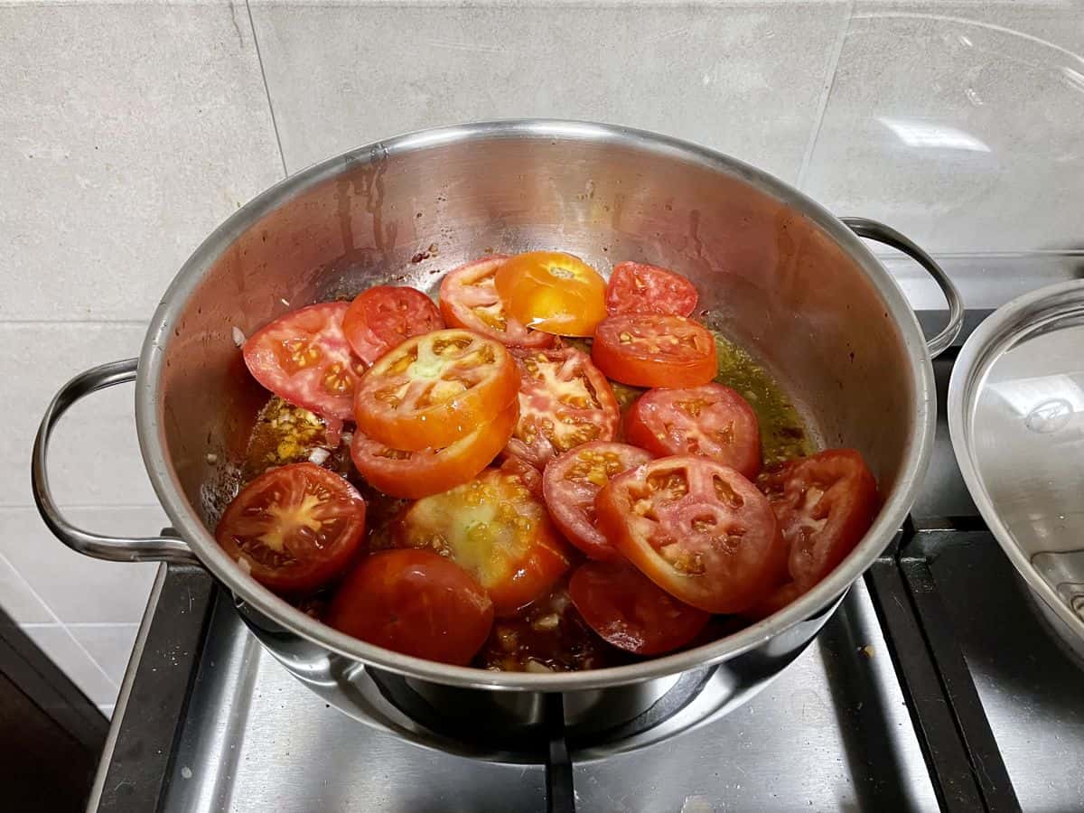 fresh ripe tomatoes sliced in roundels