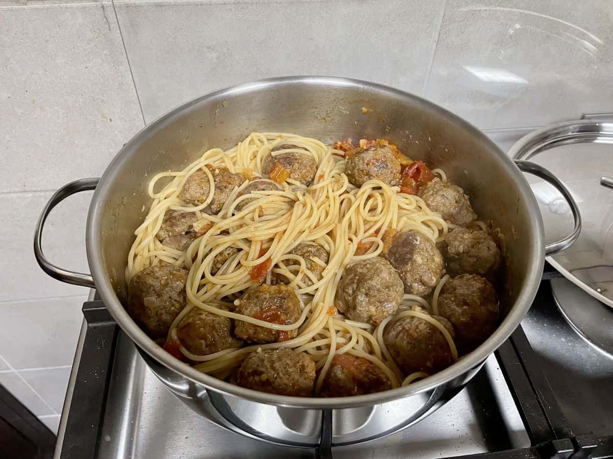 spaghetti meatballs in fresh marinara