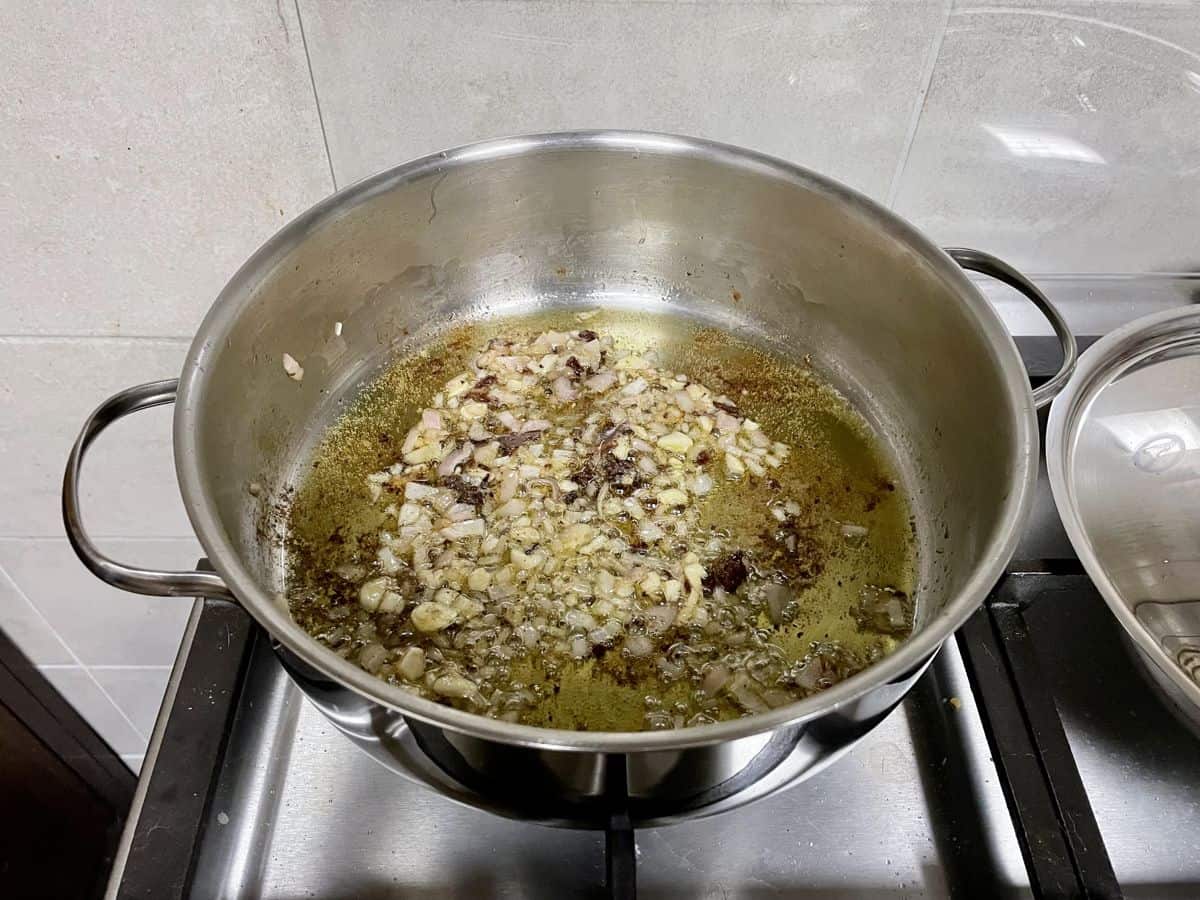 prepare marinara in the same pan