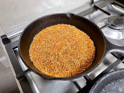 dry roasted rice grains 