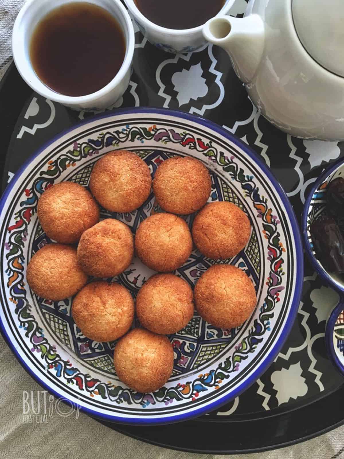 omani macaroons with arabic coffee