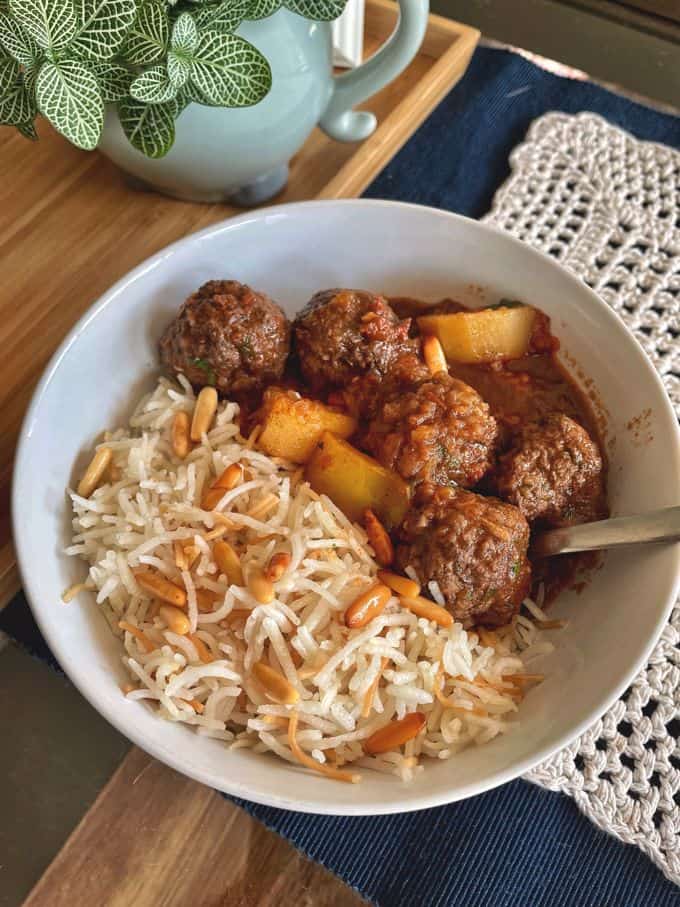 a bowl of daoud basha served with vermicelli rice