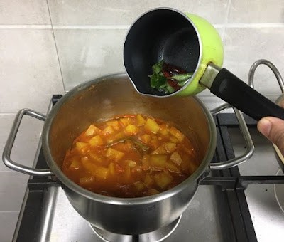 Pouring prepated tadka