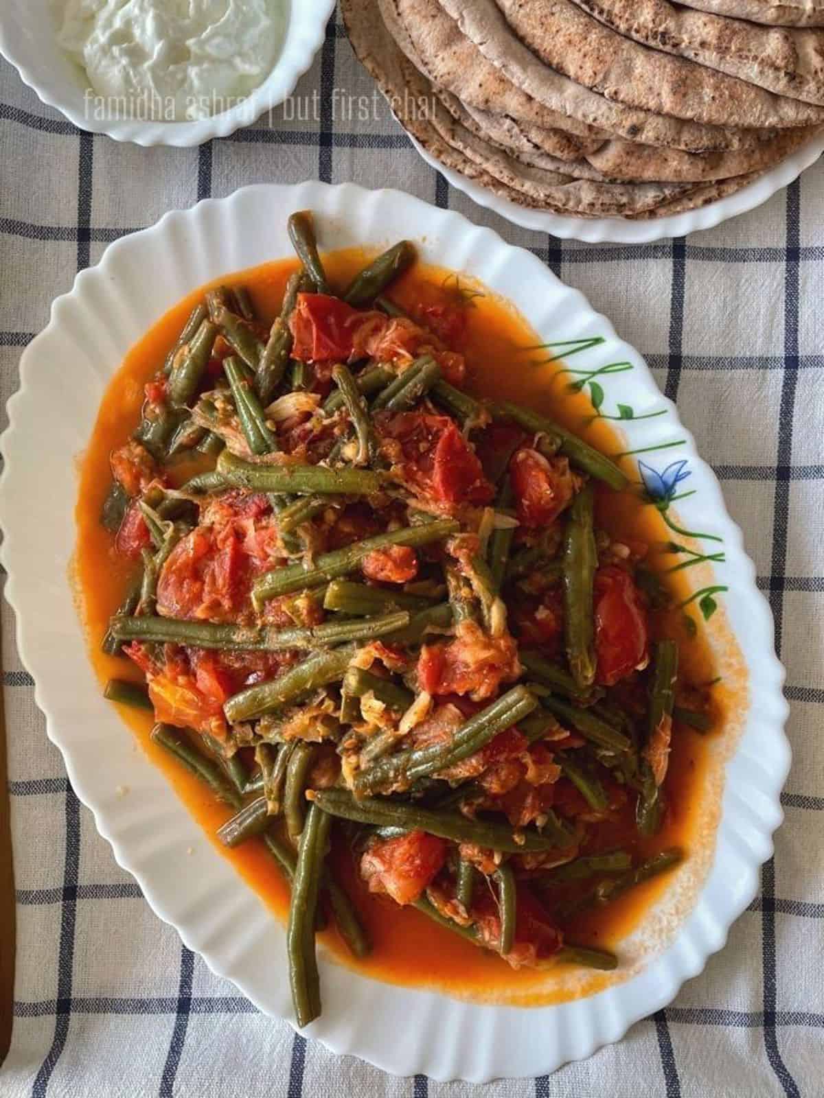green beans in tomato stew served in a platter