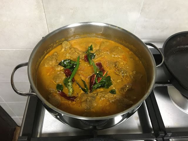 tempering of shallots and curry leaves 