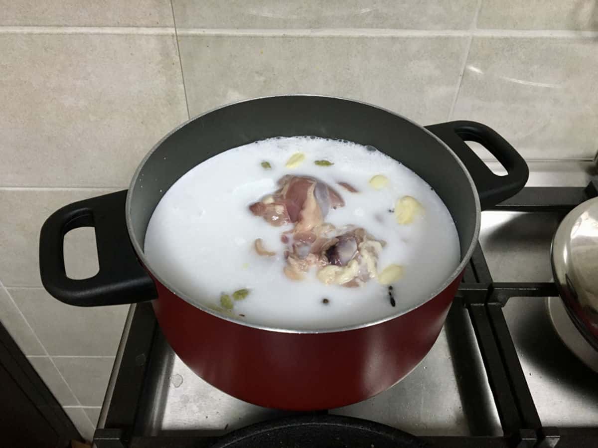 sauce pot with all the aleesa porridge ingredients 