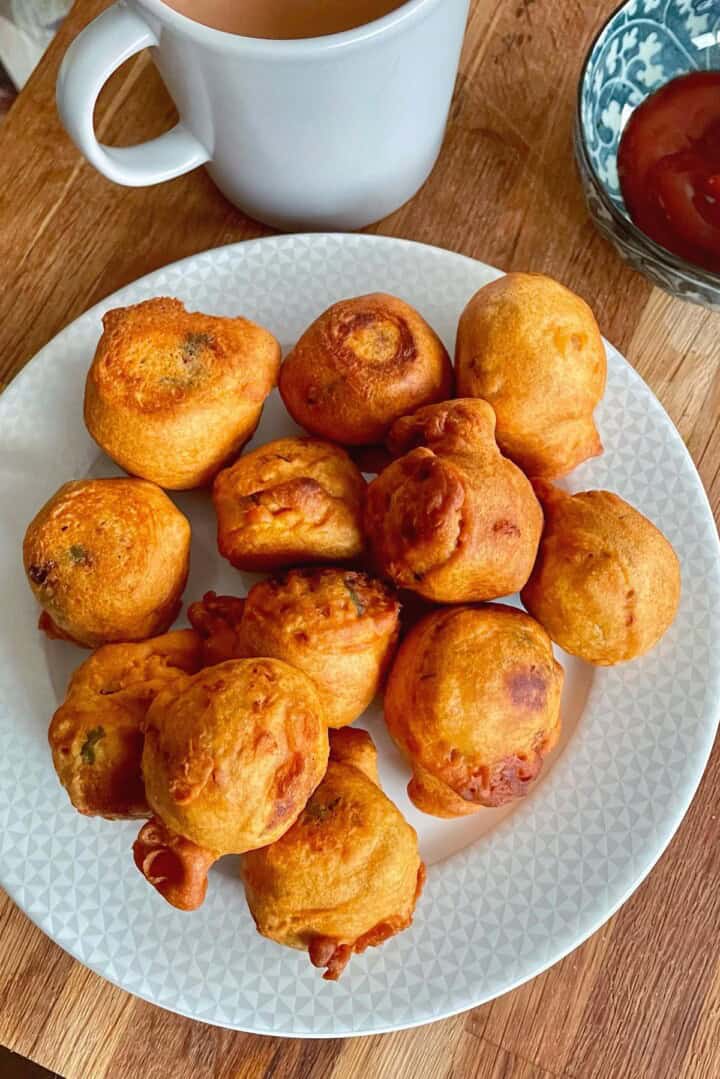 aloo bonda in a plate