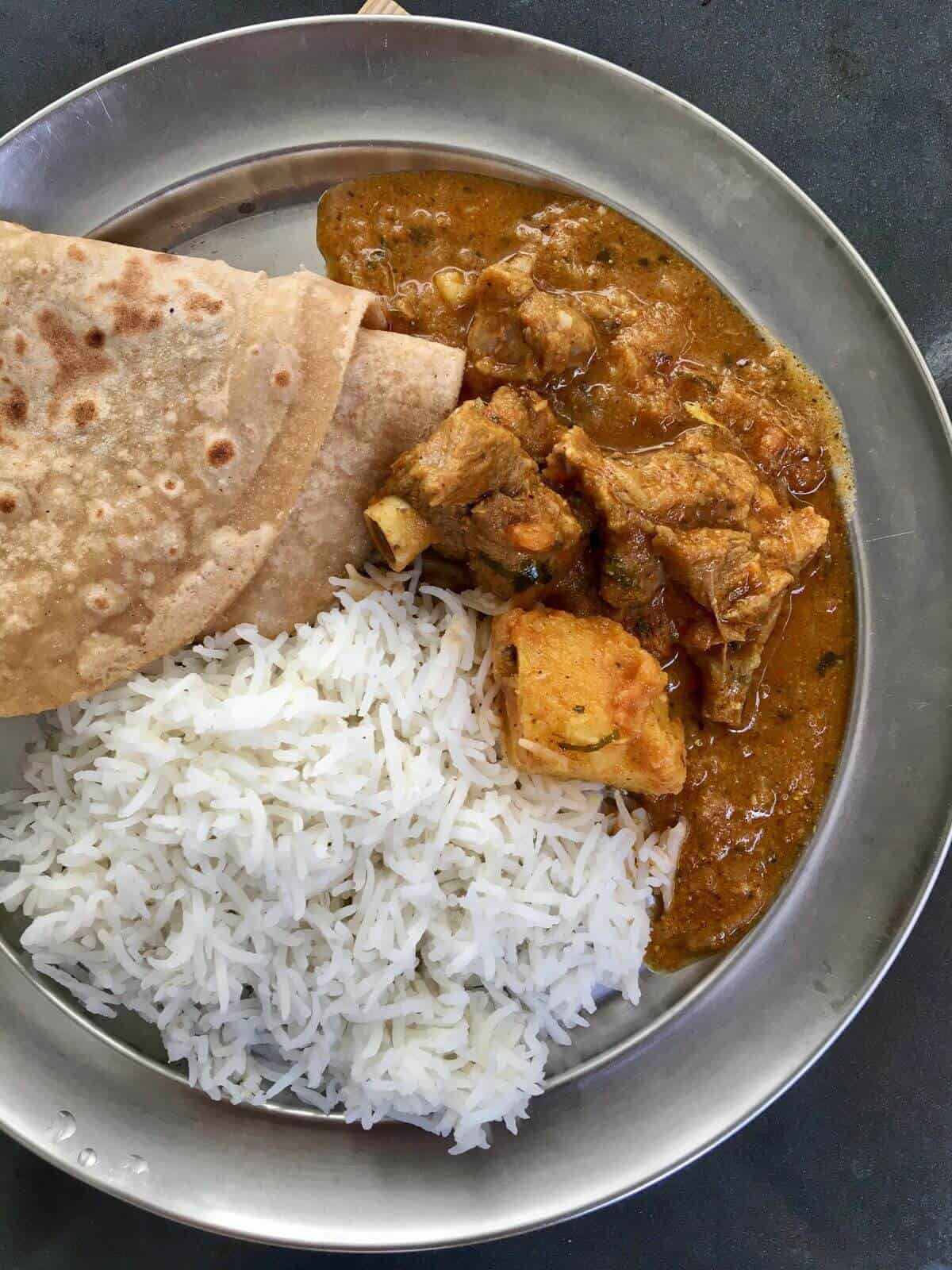 aloo gosht served with roti and rice
