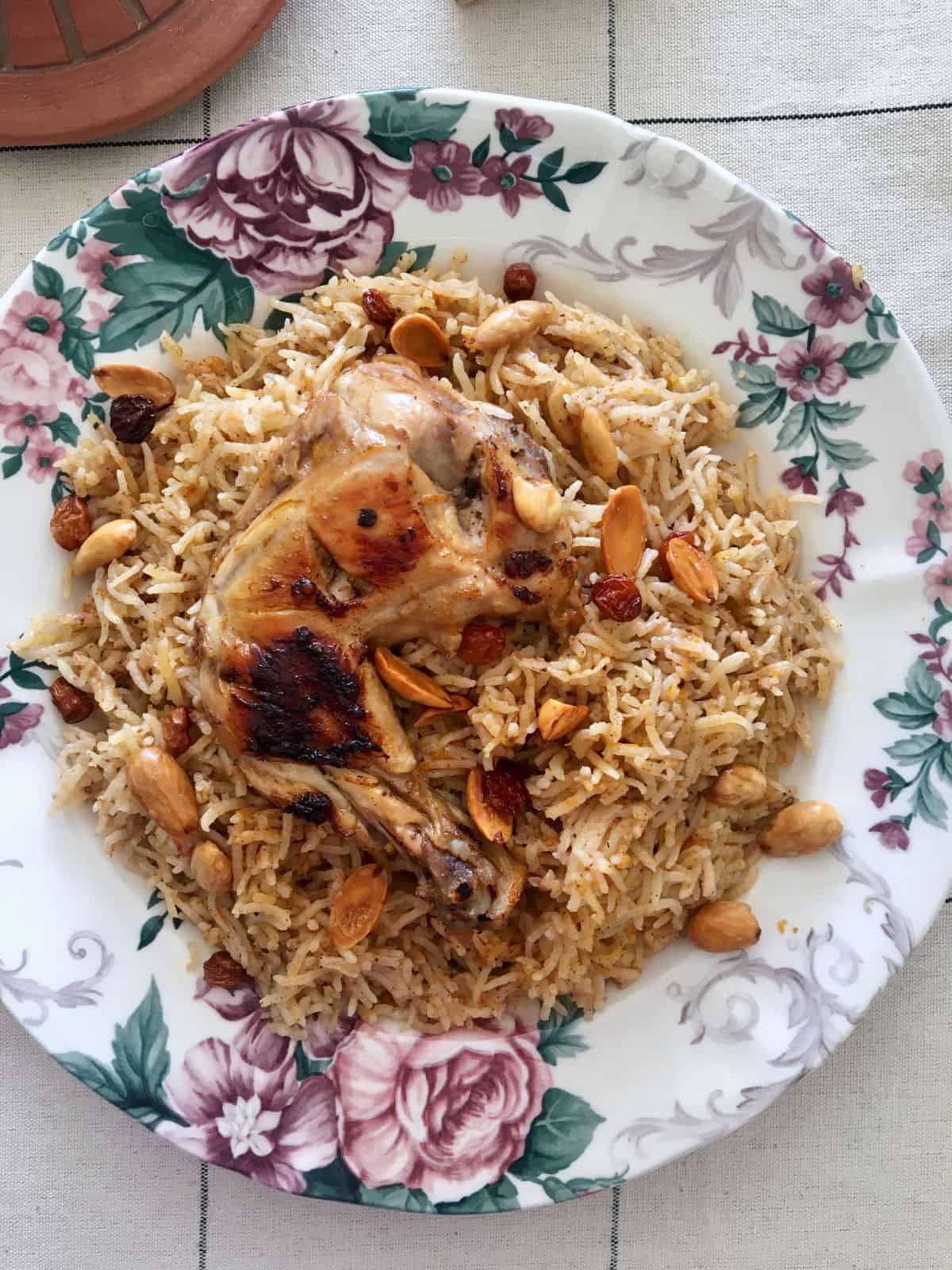Chicken kabsah served in a plate.