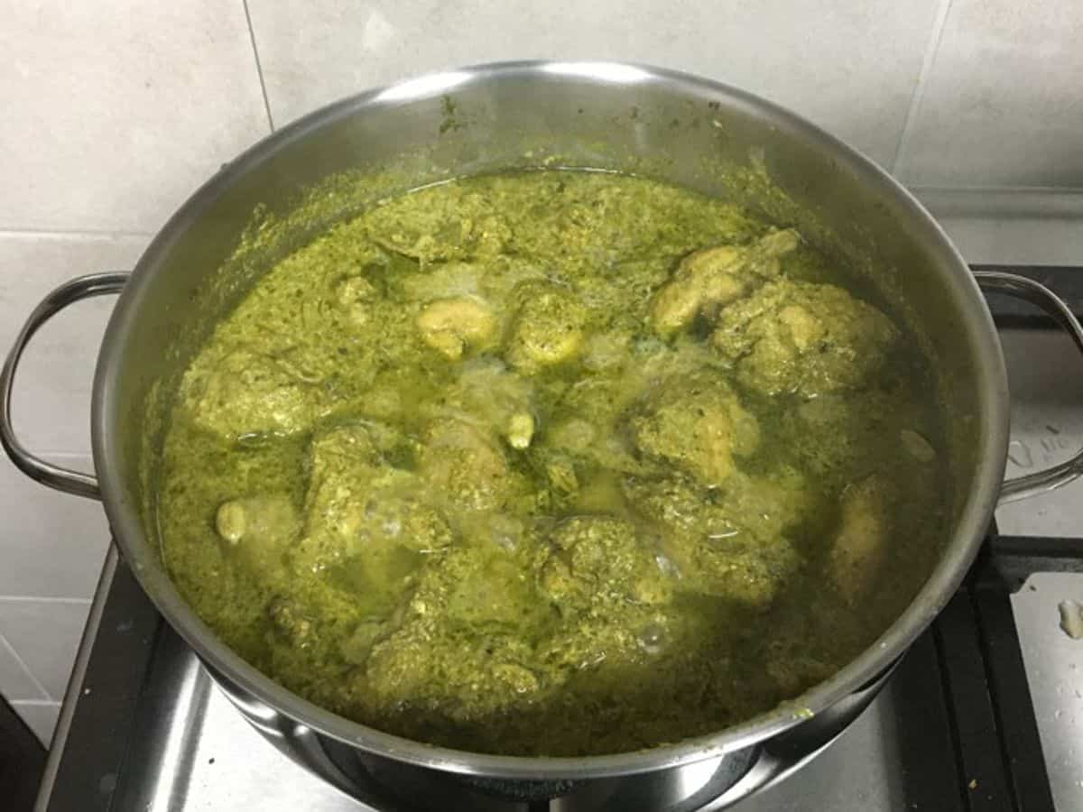 hariyali chicken korma boiling