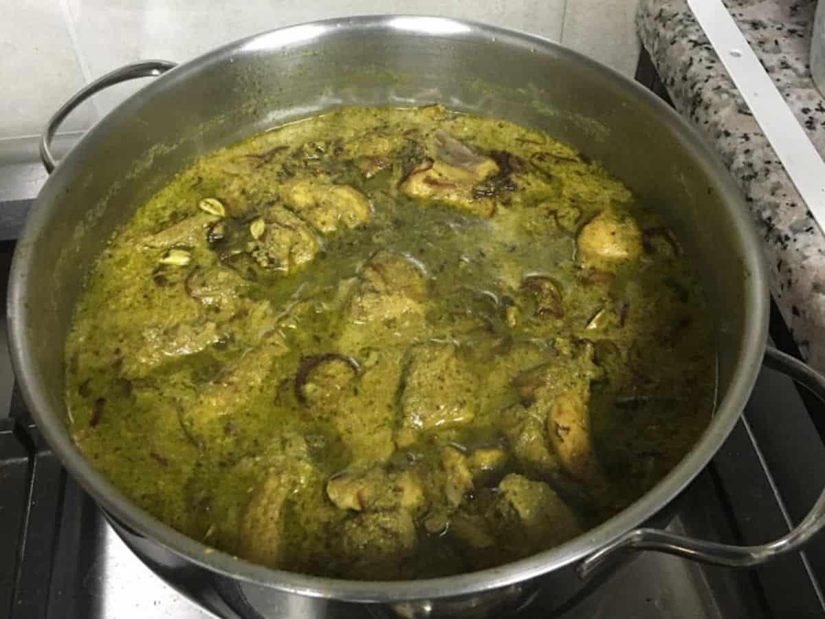 coriander mint chicken curry ready to serve