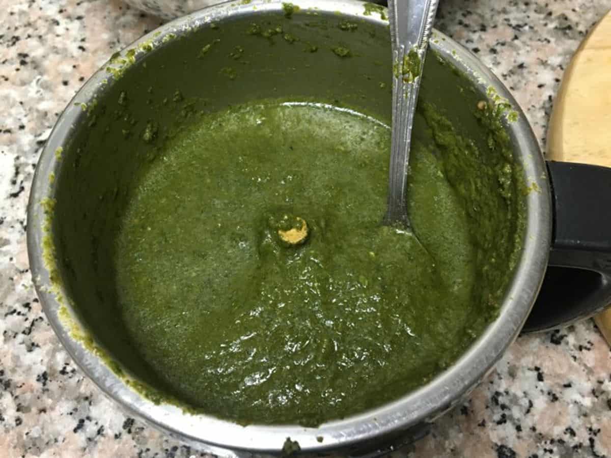 green paste made with coriander mint for chicken curry
