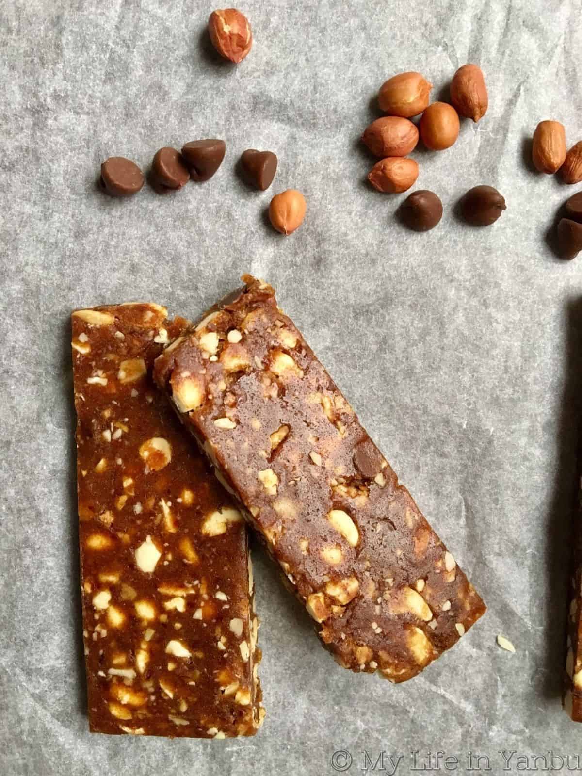 date paste bars with peanuts