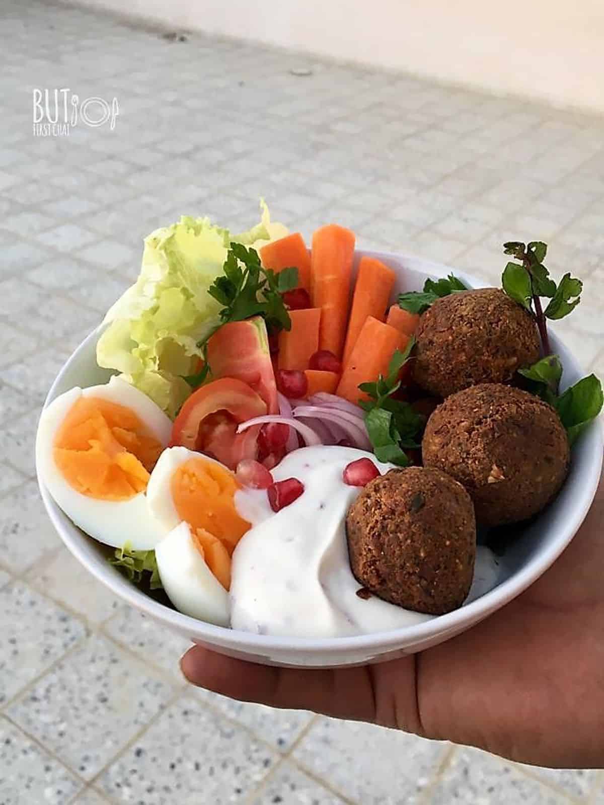 lebanese falafel recipe bowl with veggies.