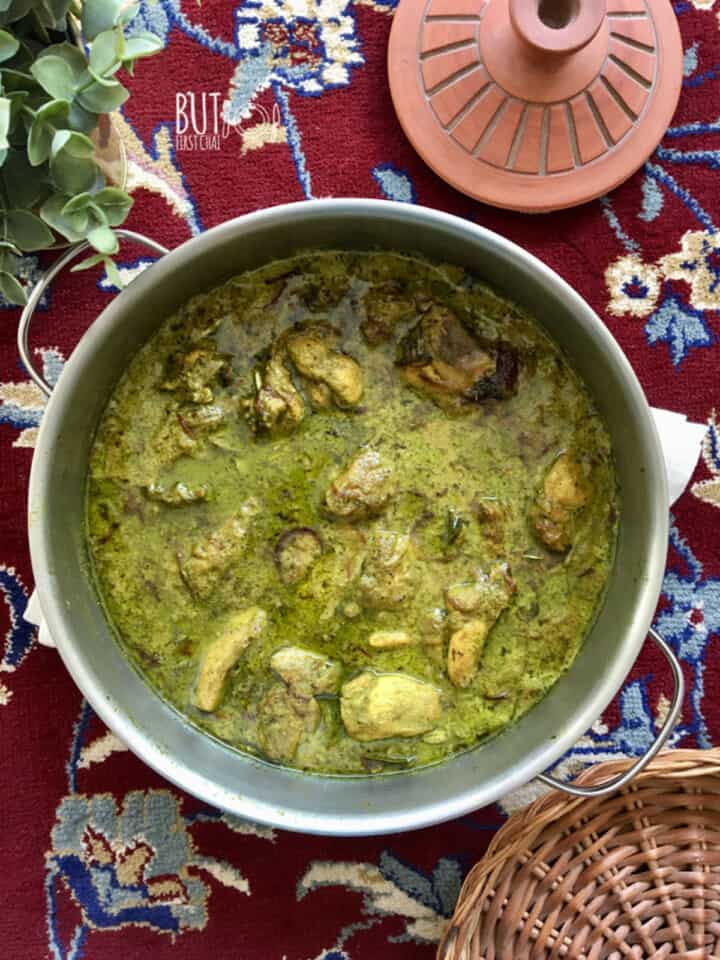 a pot of green chicken curry.