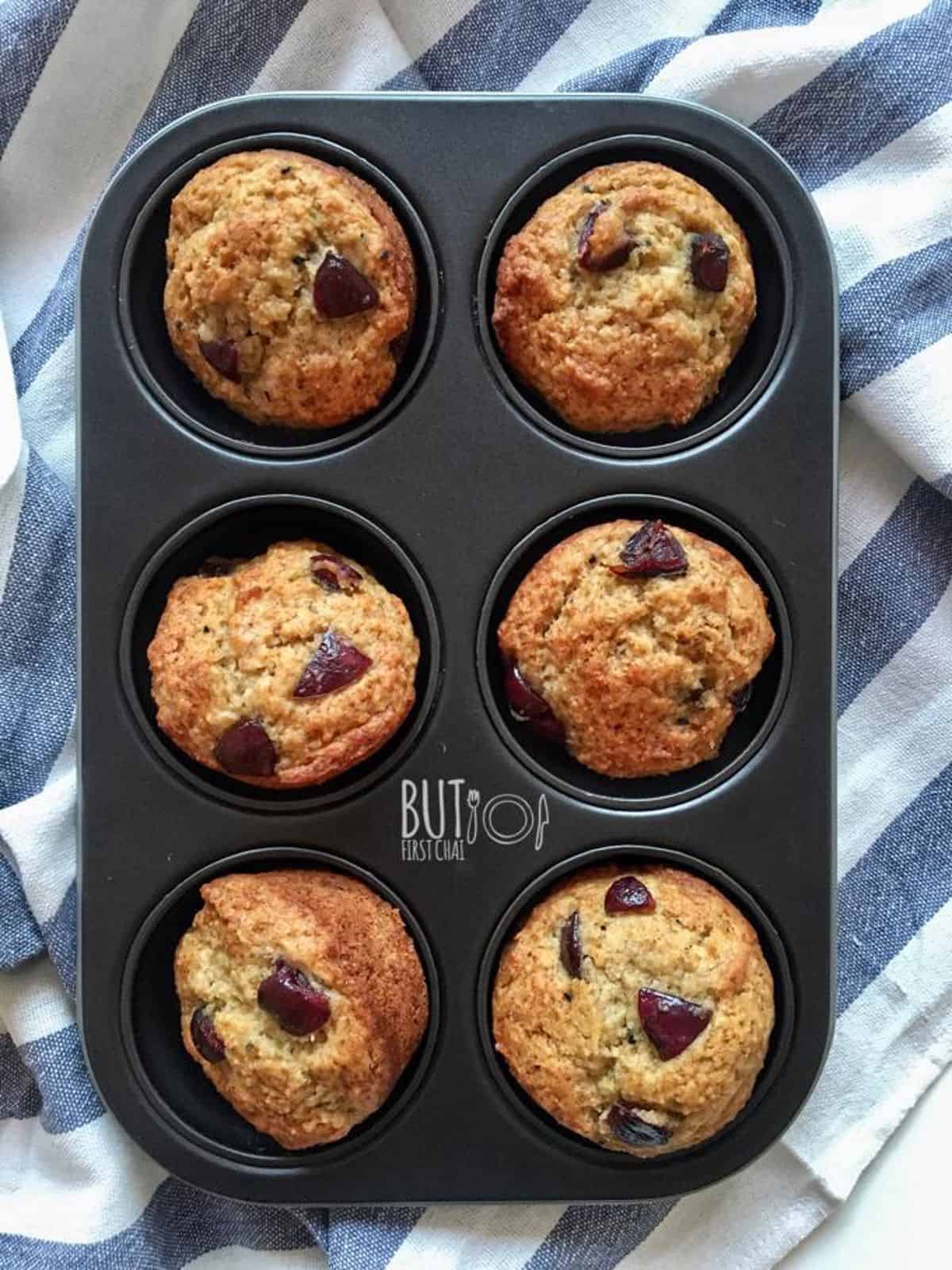 6 muffins in a tray
