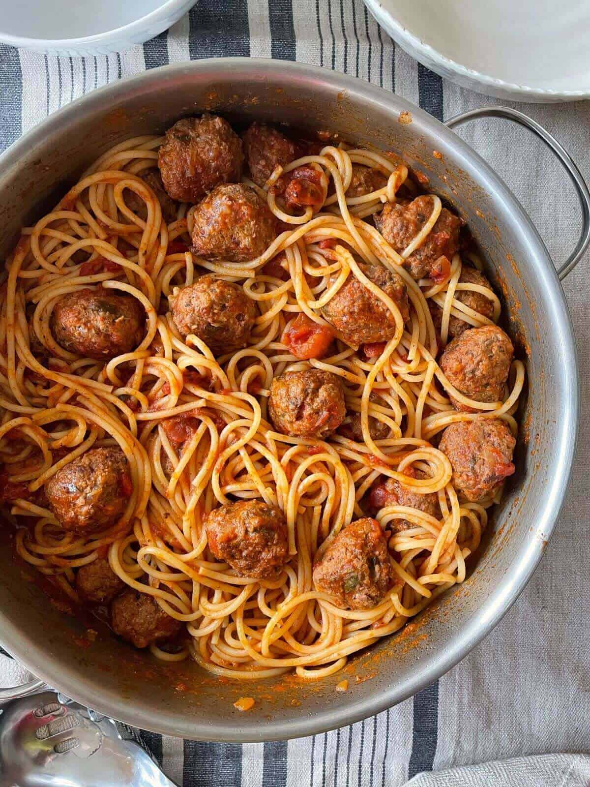 spaghetti and meatballs in marinara sauce 