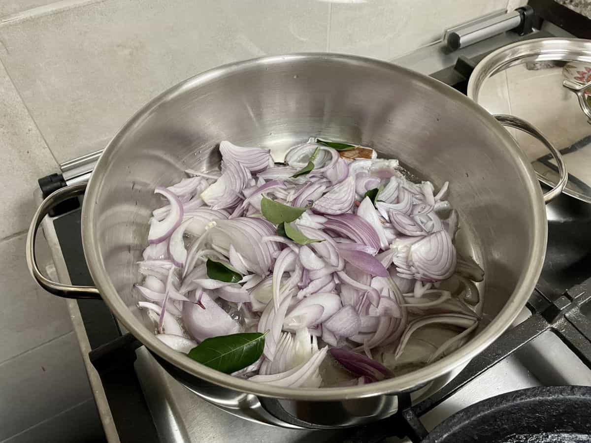 sliced onion and curry leaves