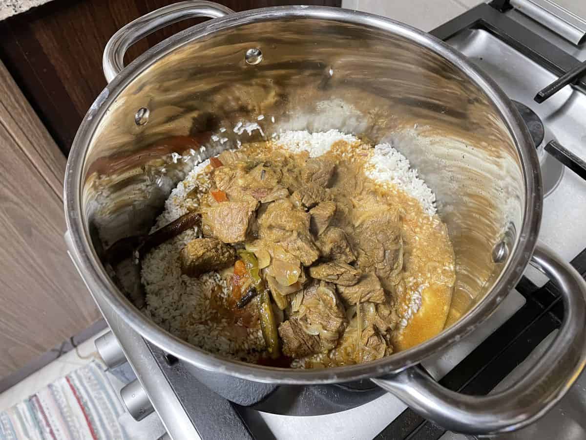 beef gravy in rice pot