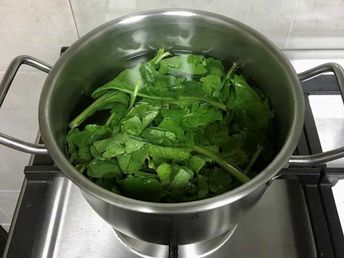 blanching spinach leaves 