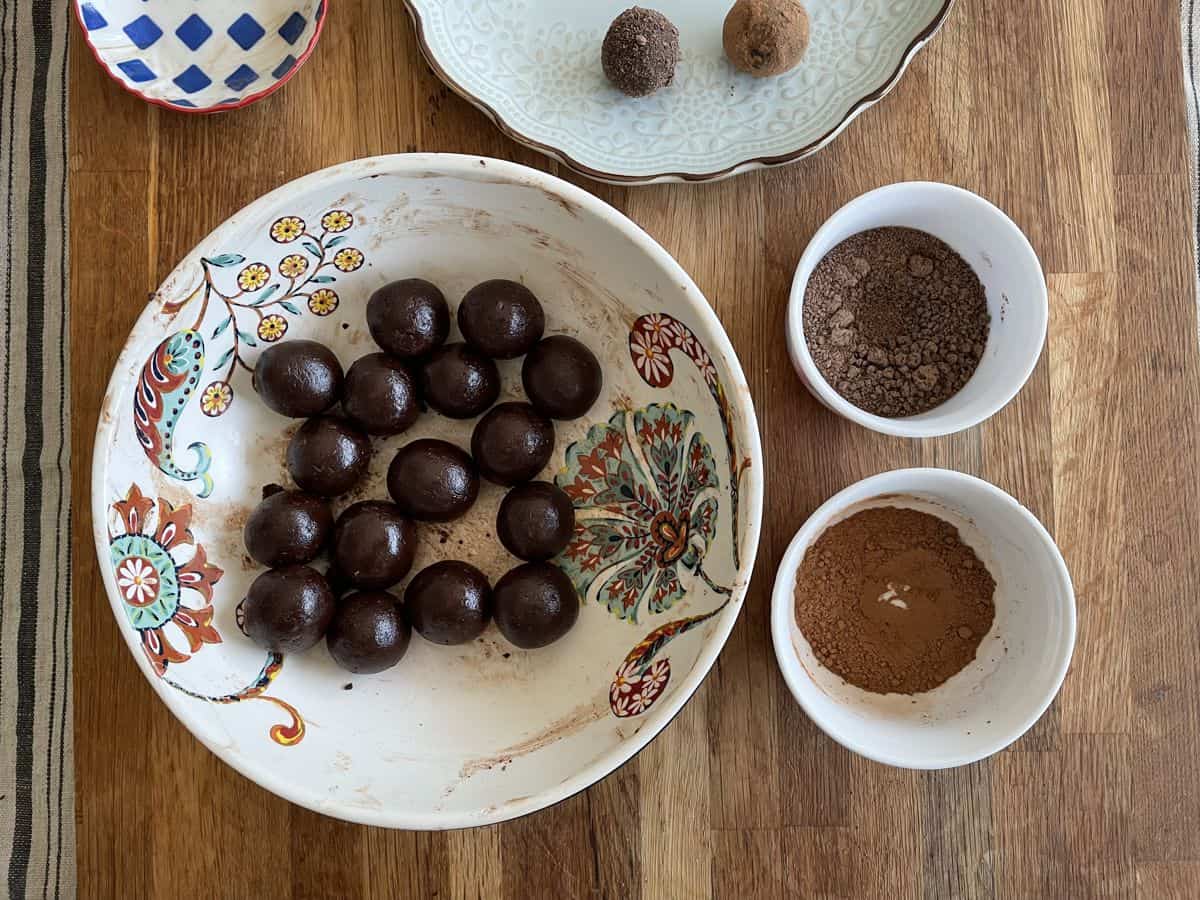 smoothened chocolate date balls