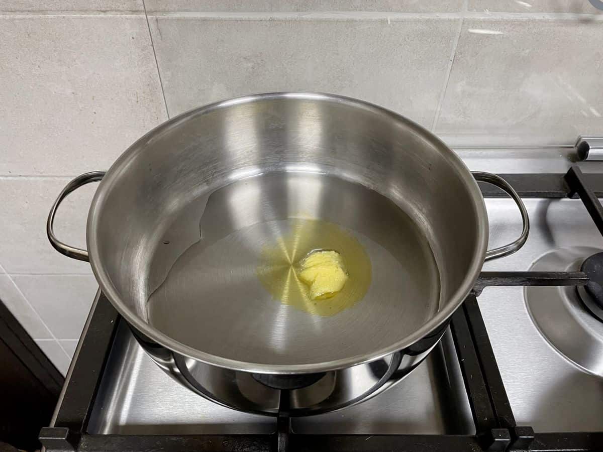 oil and ghee in a wide-bottomed saucepot