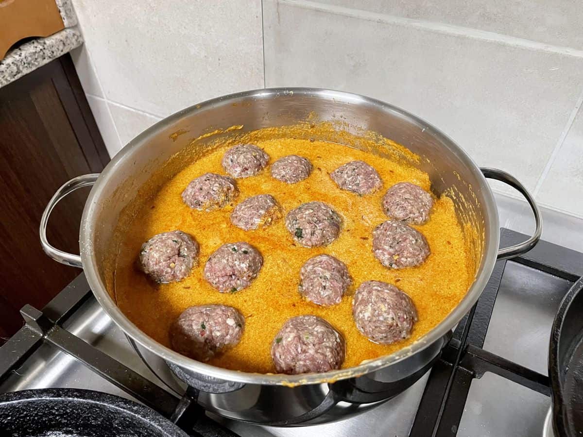 raw meatballs in yoghurt sauce for kofta curry
