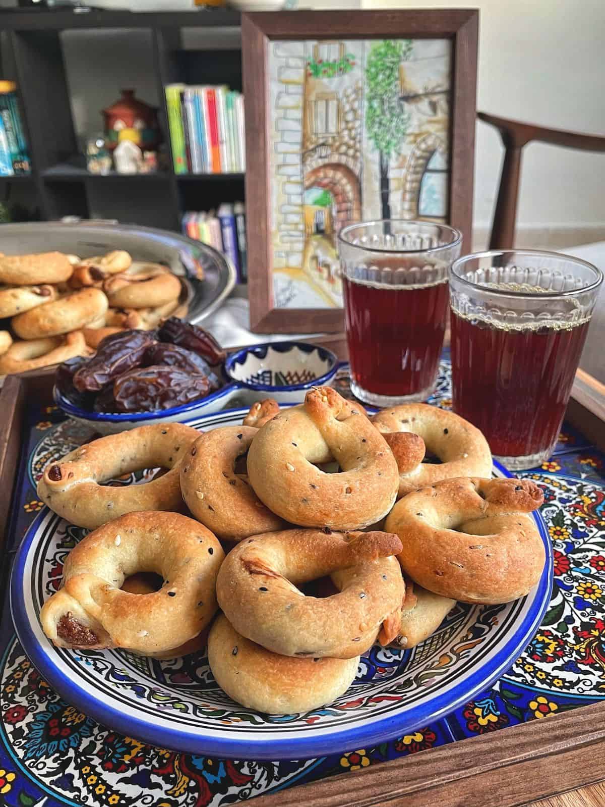 kaak el Eid cookies served with two glasses of tea