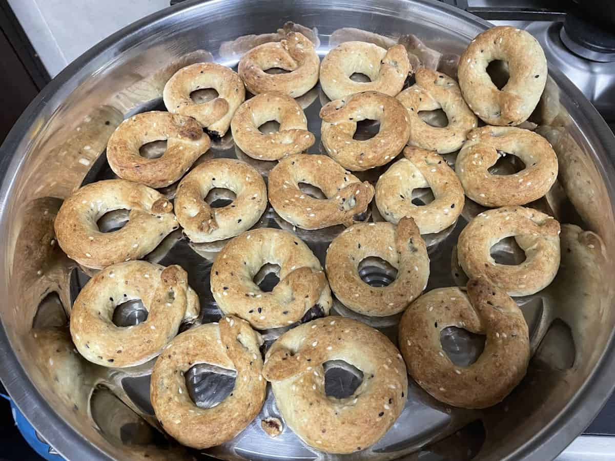 kaak el eid cookies cooling in a plate.