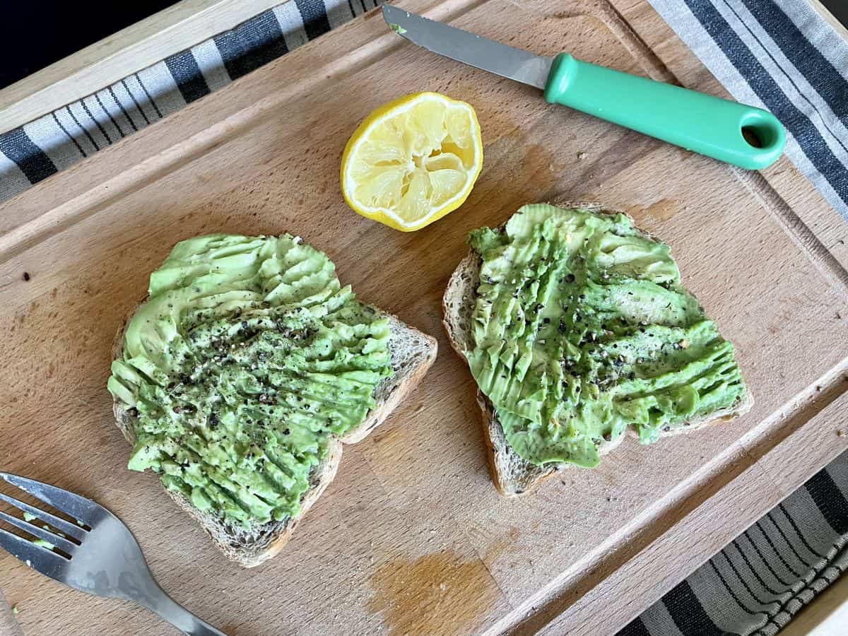 Toasted bread with avocado spread