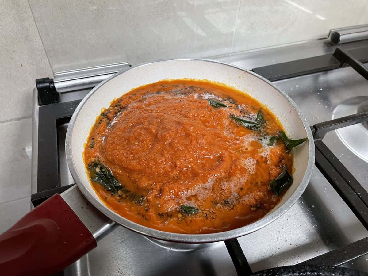 A pan with blended tomato chutney puree.