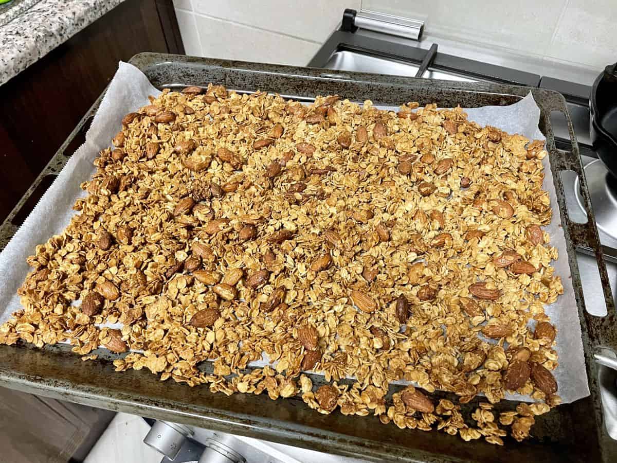 Baking sheet with oats and nuts