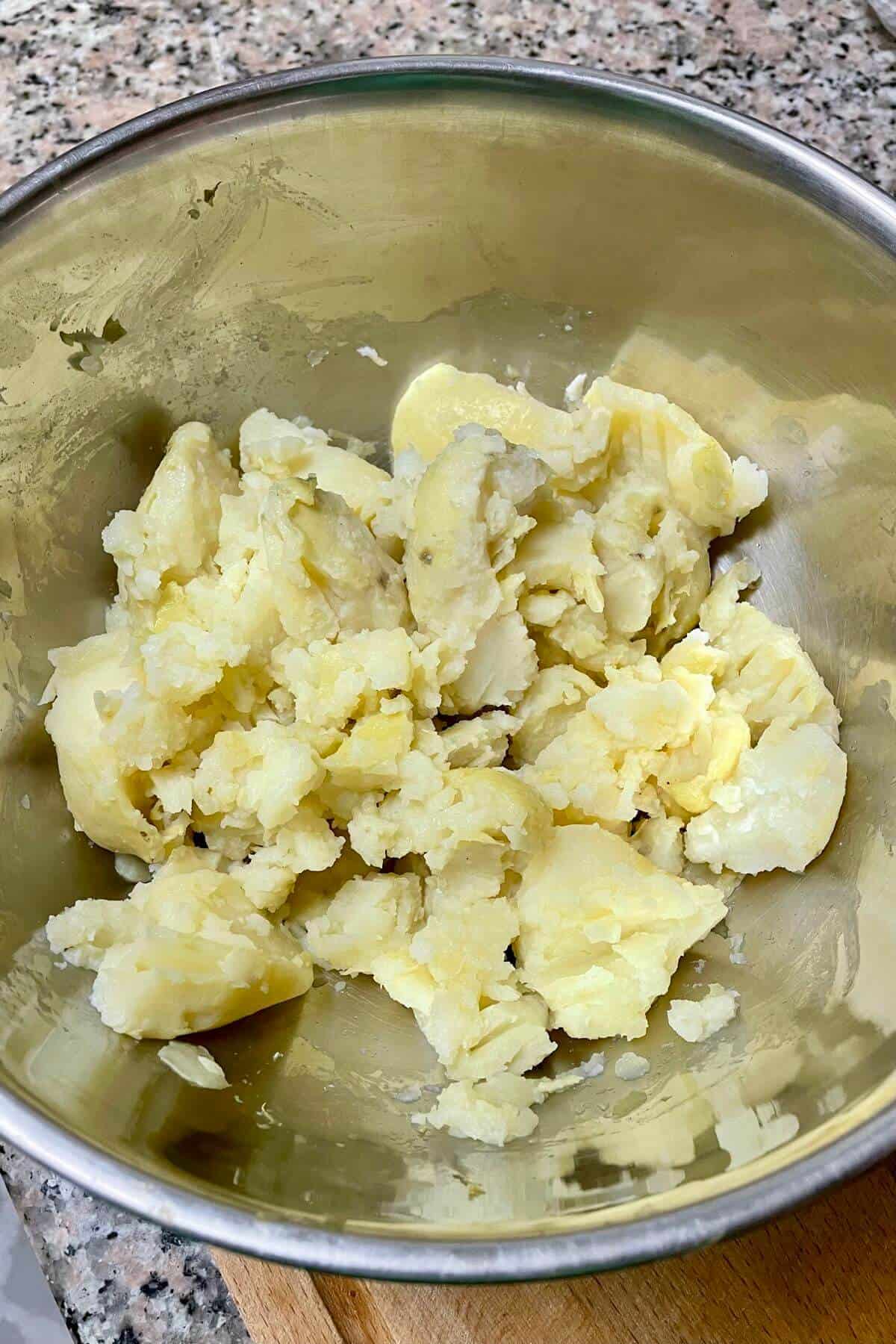 A bowl of boiled and mashed potatoes