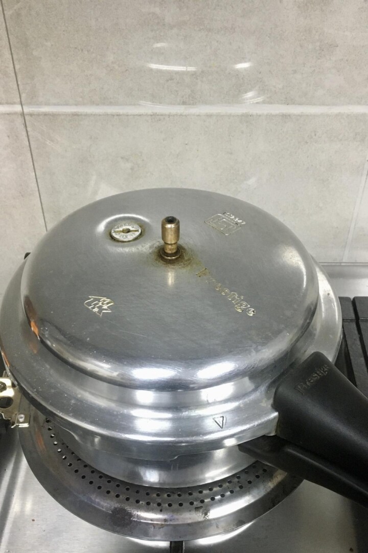 Closed cooker pot without the weight/regulator